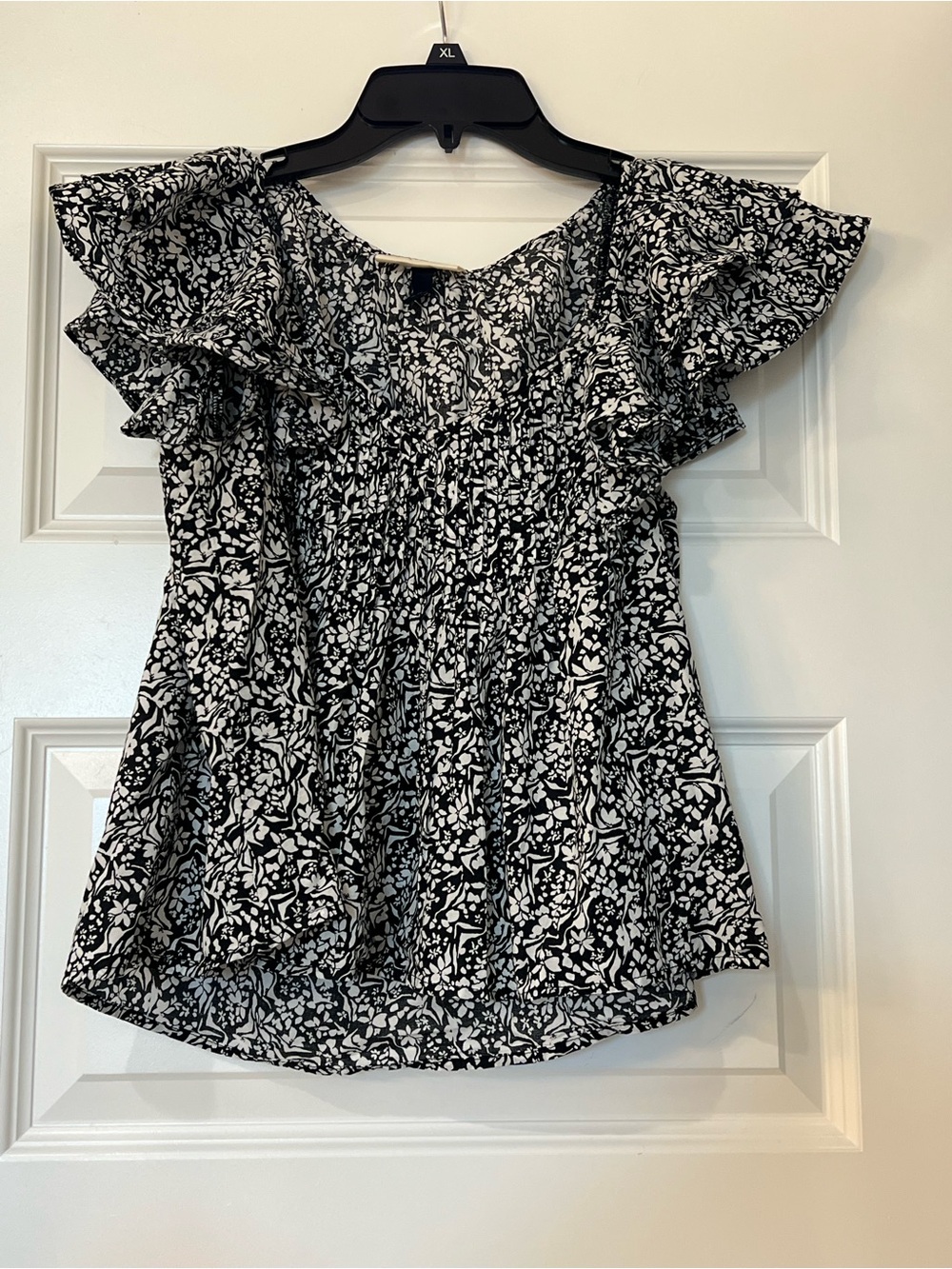 Universal Thread Black and White Floral Ruffle-Sleeve Smocked Top